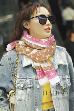  爱马仕羊绒长巾 【L边框老花标识长巾】极力推荐款 重磅进口纯羊绒围巾，最好的羊绒纤维，没有一丝杂色，真正的奢侈品中的极品，质感显得更加奢华，手感棒极了 质感品质不想多做描述 只想说，能遇到就是幸运 尺寸：cm，%精选纯羊绒