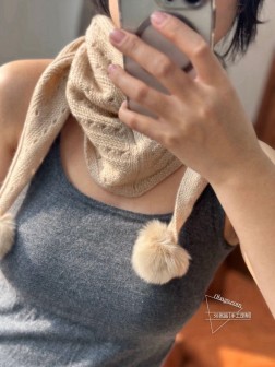 Loro piana 独家牛货 【LP毛球针织三角巾】时尚高贵! 火爆的多功能小围巾 ,小毛球的加入而与众不同,柔软纯羊绒小围巾佩戴时围裹颈部或搭配不同的服饰,增添一份美感,%羊绒原料