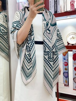 【双面同色】专柜同步 Hermes家买了都说好看【法厄同之轮】 推荐 顶级工艺超值 爱马仕专柜爆款 羊绒方巾 立体呈现图案纹路实物档次极高 特殊工艺高端研发惊艳问世 特殊尖端工艺处理 受到白富美的喜欢 无论是品质 款式 价格都令大牌控的她们尖叫 超高性价比 绝对值得入手 70%山羊绒+30%真丝，尺寸：cmcm