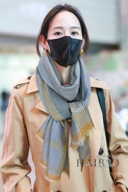  顶级旷世绝美 【双C拼色条纹轻盈长巾】 CHANEL绝美百搭款 专柜限量哦有钱都很难订到 顶级纯羊绒，品质上乘精美LOGO刺绣送人自用绝对高大上独家实物拍摄！所见所得，颜色超正顶级好货不等人，特殊渠道货卖一个少一个绝对的顶级好货，任何一个细节都是专柜的节奏尺寸：顶级澳洲进口纯羊绒 重磅推荐