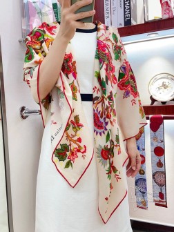 Dior最最新的专柜主打款【生命之树】 度假及日常都非常好搭配的款 订单私流 】一看到就想去度假 平时穿搭也非常好搭配，整个人看起来都会神采奕奕 好多不用多说，细节品质都看得清楚，绝对获赞的高规格品质 大方巾，70%羊绒+30%真丝
