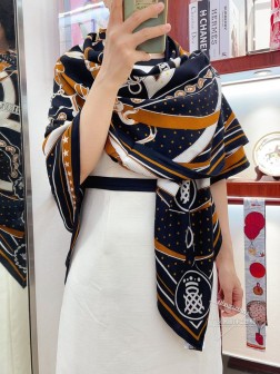 专柜同步 Hermes家买了都说好看【清晨漫步 】 推荐 顶级工艺超值 爱马仕专柜爆款 羊绒方巾 立体呈现图案纹路实物档次极高 特殊工艺高端研发惊艳问世 特殊尖端工艺处理 受到白富美的喜欢 无论是品质 款式 价格都令大牌控的她们尖叫 超高性价比 绝对值得入手 70%山羊绒+30%真丝，尺寸：cmcm