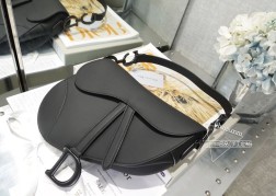 迪奥 哑光磨砂黑色大号 雾面小牛皮在众多的马鞍包里这只SaddleBag是最还原马鞍的样子的所以包型十分特别,而且很有辨识度 背上身特别吸睛最大的亮点是包身上的金属装饰 不仅包盖上挂着首字母D连接包身和手柄的也是个做旧的CD字样非常精致 小牛皮版本依旧高级,皮质光滑亮眼搭配各种复古肩带,别有一番味道 个人非常推荐马鞍包 经典地位不可动摇在包包历史上留名的一款也是今年动静最大的一款复古回潮 小号尺寸:20166.5cm 770210900(仅限黑色)大号尺寸:26207 cm 7 (黑色 灰色 裸