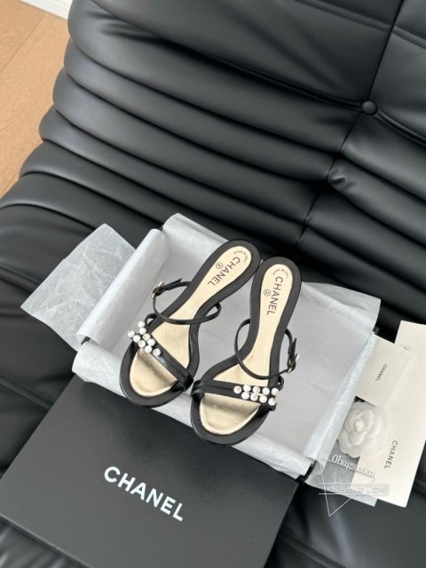Chanel Vintage中古系列珍珠凉鞋简约而不简单的款，上脚特别显脚细。鞋面定制面，内里垫脚羊 486