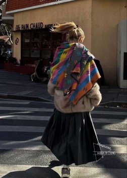 最新款CHANEL最美围巾 手感比想象中柔软～两面都很优秀，黑色一面是底色带细闪，彩色一面是logo带细闪，两面都很优秀～比起千篇一律，爱的永远是香香的这些细节～黑白腻了，来条彩色很香 尺寸：70cm 羊绒款