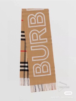 2023巴宝莉双面羊绒围巾，一面装饰 Burberry 格纹，另一面采用纯色设计，点缀耀眼人造水晶打造的品牌徽标轮廓。x 30cm