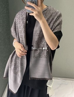 GUCCI长巾 素雅双色提花丝羊绒长巾】简约款 ，真的高级 ，不需要花哨的花型 ，简单的经典双G足以让GG的粉丝们尖叫，真的不要太好搭 ，这个日韩范的极致简约风，耐看到不行 手感丝滑柔和，特别有高级感，70的规格 可以当披肩用 实用性爆裂