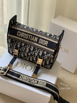 迪奥 小号邮差包 Diorcamp 手袋由玛丽亚·嘉茜娅·蔻丽(MariaGrazia Chiuri)在经典信使包的基础上精心设计,融入Dior的标志性元素,打造休闲时尚的造型。这款小号手 袋通体饰以蓝色刺绣 Oblique 印花,搭配“CHRISTIANDIOR”标志翻盖和运动风格“CD”搭扣提升格调。精巧的款式,搭配可调节、可拆卸的肩带,可肩背或斜挎,是都市造型的理想良伴。正面饰以“CHRISTIAN DIOR”标志“CD”搭扣可拆卸、可调节的肩带尺寸:23158cm#