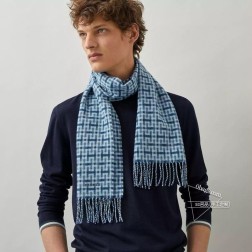  怒赞自留 爱马仕【苏格兰H围巾】重磅男士羊绒围巾 今年我们的男款真的是高端，重磅极品 妥妥的家属福利 少之又少的男款里，H家的更是难遇，我们的品质真的绝了，还是之前那个牛逼的渠道，唯一缺点就是数量少的可怜 有正品的尽管拉出来PK一下 看图片就能感受到质感，纹路非常有品味。非常正的男士围巾~面料大爱，很Man的风格，上身效果无敌好看 大气简约，超级好看的男神配色，任何男生都会喜欢的款吧，有质感不张扬 拍照过程中已经多次被面料质感和撞色的效果迷倒。这种细腻程度我用手机拍出来都能惊艳全场 手感非常柔