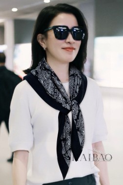 专柜同步上新 Dior最最新的专柜主打【D巴黎地图镶边羊绒90】羊绒方巾,热带雨林系列 度假及日常都非常好搭配的款 订单私流 】一看到就想去度假 平时穿搭也非常好搭配,整个人看起来都会神采奕奕 好多不用多说,细节品质都看得清楚,绝对获赞的高规格品质 9090cm,%纯羊绒