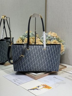 迪奥 Dior Toujours 小号手袋〔D布牛仔〕这款Dior Toujours 手袋于二零二三春夏系列发布秀精彩亮相,休闲实用的设计别具一格.采用蓝色 Denim Dior Oblique 提花面料精心制作以不规则的石洗效果焕新演绎 Dior 经典图案彰显现代魅力宽敞的内部隔层可整齐收纳各种日常用品硬挺的顶部手柄搭配复古饰面金属装饰提升格调可轻松手提. 搭配 调节皮肩带 型号:购物袋尺寸:37 X22 X12cm