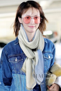  LP极品原单【LP拼色大格纹长巾】 高尖端产物 重磅呈现 ，绝无仅有 史无前例 %纯山羊绒 暗纹提花 手感好到爆 绝对又是一款手慢无 工艺上采用的是进口支纯羊绒暗纹格子结合彩边点缀，非常显档次，低调中带着小奢华。尺寸90cm %进口纯羊绒织就