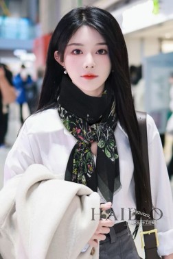 新款 迪奥羊绒须边方巾【D蜻蜓蜜蜂图案锁边】 抢 VIP推荐 下手一定要快【高端 大爱 纯羊绒 婴儿触感舒服到飞 女人尤物 货极少 四季都可以用 真心美的让人非常非常心动 上身效果简直美翻了 品质非常完美 整个围巾给人大牌气场的同时又非常精致秀丽 绝对值得入手的新款 实物一拿到就会庆幸自己是女人的绝美好货 值得品鉴 完美气质品味Ditails首选 VIP们 上 尺寸：cm，%羊绒