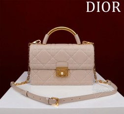 DIOR Dior Ange 手袋是二零二四秋季成衣系列新品,以优雅时尚的美学风格开启 Dior 的全新系列编码:4402尺寸:25 x 16 x 8 cm 长 x 高 x 宽肩带长度:53 厘米采用奶白色牛皮革精心制作,饰以超大藤格纹缉面线,硬挺的复古金色饰面金属顶部手柄镌刻以 Christian Dior Paris 标志,翻盖饰以树脂珠饰点缀的 CD 扣环。缝有三角形衬料的廓形,搭配两个宽敞的隔层和一个插袋,可收纳各种日常用品。迷你款式,设计高雅,可调节、可拆卸的链条肩带由点缀以树脂珠饰的