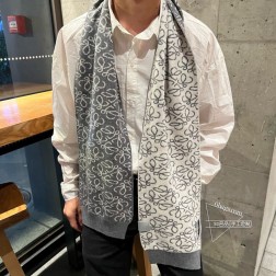 LOEWE原单 重磅推荐 2023新款针织围巾 男女同款 低调的奢侈感 极品柔美精英高手级别的时髦感围巾 这款罗意威羊绒提花围巾越看越爱，越看越时髦 这种工艺和配色一看就知道不是一般的，非常非常喜欢这种高手级别的时髦感，有态度的时髦人一定会喜欢！这样的设计更舒展，更高级，更大气，更加经得起推荐 采用每年开春采集的阿尔巴斯纯种绒山羊腹部绒尖为原绒生产，这种羊绒的特点就是，即便经过人类工艺的加工，仍最大程度的保留了原绒的本质，会有特殊的肌理纹 围巾握在手里就跟握着云朵般的仍空气绵绵感 真的非常高级低