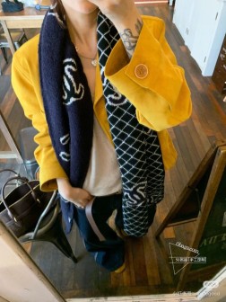 天气渐寒 ～～高能预警～～ 爆款来咯 一看到达人在晒这条23年秋冬最新款Chanel 就马上打电话给sa预留～ 一眼就爱上的款式，双面都能使用 这个软糯糯的颜色，真的太养眼了……小仙女们 赶紧囤起来…三色现货。30