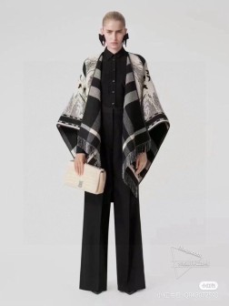 高品质 正反两面随便穿都是道美丽风景 burberry巴宝莉最新款天鹅双面提花披肩斗篷.经典中的经典.这原单全包.本来订制出口单.但是不明原因被扣留，Qc并于透露滞留原因，介绍这款AB面效果很难织造，可以和羊绒大衣媲美的实用东西,而且双面可以两穿.不买它买谁，而且原标原吊牌带防伪尺寸