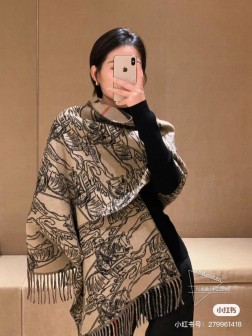 高品质 独家爆款，Bur双面两用马术骑士徽标羊绒围巾披肩，各种好看，被誉为Burberry今年最美的款，最经典的提花马术徽标最美的经典卡其色配色披肩，精制围巾，选用提花精纺羊绒面料制成，装饰品牌大号格纹和马术骑士设计，彰显博柏利风范。规格 cmx50cm，%羊绒长方形两端流苏