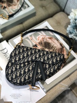 DIOR Di0r Oblique Saddle Bag 在众多的马鞍包里这只SaddleBag是最还原马鞍的样子的所以包型十分特别,而且很有辨识度 背上身特别吸睛最大的亮点是包身上的金属装饰 不仅包盖上挂着首字母D连接包身和手柄的也是个做旧的CD字样非常精致 老花Oblique的款式近两年都是最火爆的跟之前的中古版本有所不同 时尚却保持了复古的年代感 小牛皮版本依旧高级,皮质光滑亮眼搭配各种复古肩带,别有一番味道 这次的Saddle有两个size小号可爱得不得了 大号也没有很大 两个尺寸不挑人