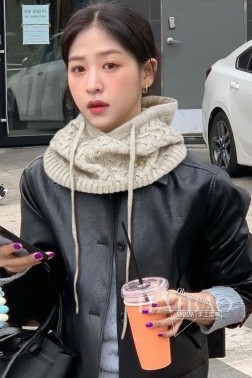 上新 Loro piana 独家牛货 【LP针织麻花连帽围脖】 是围脖,又是帽子,松紧带设计,纯羊绒非常舒适温暖,一次满足您多种保暖用途,低调奢华,由于是出口韩国订单,每款数量才几十条,全部有授权有合同的好东西 一样材质.一样流水线.一样的工艺.全部今年流行色 采用%山羊绒.卖一条少一条的好货 且不用担心面料因为出口的原料固色度都是一级定期抽查...一等一好货