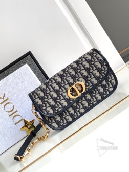 迪奥 大号 dior 蒙田30avenue 链条包作为蒙田衍生系列,它太可爱了不再是方形包身圆润的线条更柔和CD扭转锁扣精致小巧,多分俏皮感重点!珐琅扣链条也太美了吧今年真的在链条细节上下足功夫了细节控表示疯狂心动,且多种背法啊可斜挎可单肩,但我更喜欢腋下背内容量也够满足日常,一切都刚刚好22.5×12.5×6.5cm