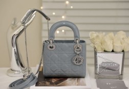 迪奥 mini lady 布偶蓝漆皮银扣系列手袋集中体现了品牌对典雅和美丽的深刻洞见。采用黑色漆皮牛皮革精心制作,以藤格纹缉面线打造醒目的绗缝细节,时髦典雅的设计经久不衰。饰以标志性的浅金色饰面金属吊饰,为精美的轮廓增添一分灵动。这款迷你Lady 手袋搭配可拆卸的链条肩带,可手提、肩背或斜挎,是晚装的理想伴侣。·可拆卸链条肩带·内部拉链口袋·可随心搭配其他刺绣肩带内含防尘袋尺寸: 17157cm#  三格布偶蓝漆皮