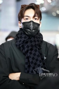 新款上 P专柜同步 驴家新款【L棋盘格针织长巾】以醒目经典 Damier 棋盘格图案和超大 LV 字母，搭配质朴饰边。舒软山羊绒成就华美质感。强烈推荐手慢无 价格真心好，这个size不大不小特别好搭配，品质超级好 拿到手就会懂的高端品质，高端细节所见即所得 重磅巨献 VIP客户必入推荐 %山羊绒，尺寸：32cm