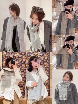  23年大驴家最新款双面围巾，Mahina Flight Mode 围巾一面采用提花工艺织就Monogram 镂花图案，另一面浸染含蓄纯色。山羊绒、丝毛混纺带来柔软质感和融融暖意。196x28 厘米(长度x高)57%山羊绒，42%羊毛，1%桑蚕丝提花织纹Monogram 镂花图案流苏饰边