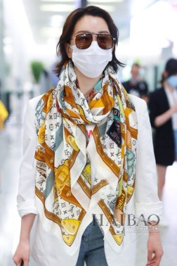  爱马仕羊绒长巾 【L爱丽舍宫长巾】极力推荐款 重磅进口纯羊绒围巾，最好的羊绒纤维，没有一丝杂色，真正的奢侈品中的极品，质感显得更加奢华，手感棒极了 质感品质不想多做描述 只想说，能遇到就是幸运 尺寸：cm，%精选纯羊绒