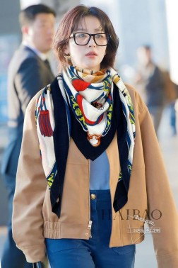 羊绒新款 买了都说好看 推荐 爱马仕双面同色羊绒镶边方巾【驾马横档镶边】，顶级工艺超值 爱马仕专柜爆款 立体呈现图案纹路实物档次极高 特殊工艺高端研发惊艳问世 特殊尖端工艺处理 受到白富美的喜欢 无论是品质 款式 价格都令大牌控的她们尖叫 超高性价比 绝对值得入手 尺寸：cmcm，70%羊绒+30%真丝