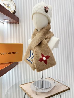  尖货重磅！冬季NO.1的金字塔单品！！真香必入款！！！】直跺脚地喜欢！！LV超火的“Teddy系列”！！高级又带点时髦的趣味！！老友必收！！！！简直太骄傲，能给大家及时上这款，当之无愧最主打的秋冬系列~ 冬日给我们自信的款排第一位的，非重磅的稀缺的高级围巾莫属！！如果高级不撞款围巾今年只有一款预算，只想收一条，那这款一定要重点推荐！！真的是毫不费力的时髦典范，是大牌时髦典范！！在冬天围上一件这样的高端羊毛围巾，真的很有幸福感满足感！！！！正面采用%羊毛质地，背面采用真皮贴合。这样的结合真心是纯