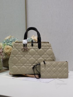 迪奥 DIOR TOUJOURS 手袋〔拼色大号〕这款 Dior Toujours 手袋于二零二四春夏系列发布秀精彩亮相休闲实用的设计别具一格。采用杏色搭配黑色牛皮革精心制作饰以超大藤格纹缉面线宽敞的内部隔层搭配小袋可整齐收纳各种日常用品。设有皮革系带开合可安全收纳各种物品另有 CD Lock 字母 D 旋钮式开合可调节两侧,提升格调。大号款式,皮革手柄带有可调节细节,可手提或肩背。CD Lock 和系带开合D.I.O.R. 吊饰可拆卸内部小袋可调节皮革手柄内含防尘袋型号:9283尺寸:37 x