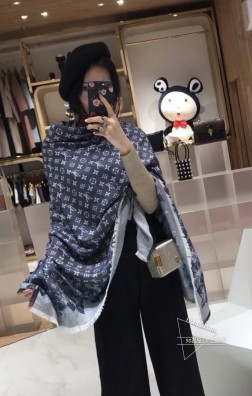 高端定制真心赞 驴家【L银线花边方巾】羊绒方巾，Monogom图案成为背景，路易威登的经典元素加上四周一圈剪花花卉缠绕美极了，巧妙教敬品牌，丝羊绒搭配手工卷边。强烈推荐手慢无 这个size不大不小特别好搭配，品质超级好 拿到手就会懂的高端品质，高端细节所见即所得 重磅巨献 VIP客户必入推荐 尺寸：cm %顶级丝羊绒