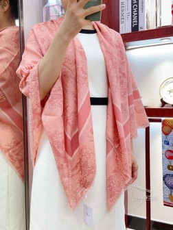 【双面同色】Dior最最新的专柜主打款【D动物款】 度假及日常都非常好搭配的款 订单私流 】一看到就想去度假 平时穿搭也非常好搭配，整个人看起来都会神采奕奕 好多不用多说，细节品质都看得清楚，绝对获赞的高规格品质 大方巾，丝羊绒。