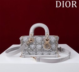 迪奥 M0998-Lady-Joy刺绣蕾丝珠纯美手工珠绣技艺的精湛呈现 BlingBling艺术感爆棚，不要太迷人了 Size：22126.5cm Internal Composition Leather with Velvet 内里：羊筋绒+皮