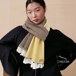 H极品原单【H人字纹拼色长巾】 高尖端产物 重磅呈现 ,绝无仅有 史无前例 手感好到爆 绝对又是一款手慢无 工艺上采用的是线条拼色,非常显档次,低调中带着小奢华。%羊绒