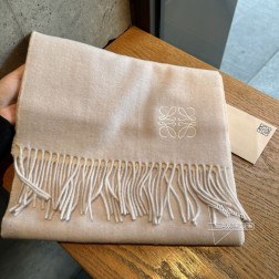 新色 Loewe罗意威今年最新的订单(讲真，送人自用百分推荐)Svip推荐(自留.品质绝对放心).真心觉得可以多入几色太好搭配，立体刺绣美的让人如此心动，非常的优雅 大货一个半月前刚走的货，好货立马跟大家分享 介绍下产品 .大家都知道之前一直做羊绒版本，但由于今年原料太贵，特意做了一性价比超高的羔绒版本！ 手感非常软糯 %羔羊绒 手感也是非常软糯 关键是性价比太高了 品质极好极好的 手感非常柔软 奢华有质感！这款围巾质地柔软而温暖，经典而永不过时。 好东西价格也十分可爱~.拍照没有实物美.细腻柔