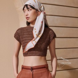 上新 顶级H家专柜最新款【摩登环扣大三角巾】多功能三角巾 ，色彩明丽，格调高雅而随性，捕捉一瞬间的灵感融入作品之中，将美的含义发挥到极致。70%羊绒+30%真丝，规格：94188