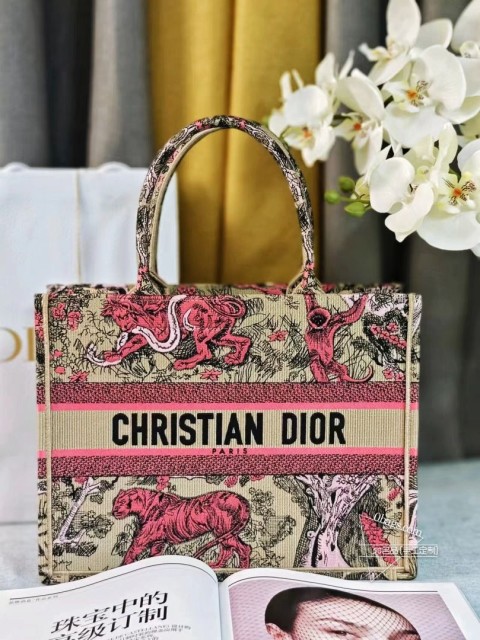 迪奥 2024新颜色 杏红虎动物园 这款 Book Tote 手袋由 Dior 女装创意总监玛丽亚·嘉茜娅·蔻丽 (Maria Grazia Chiuri) 设计,是体现 Dior 美学的主打产品。通体饰以杏色和红色 Reverse 茹伊印花刺绣,全新演绎经典图案,突显反色效果,可收纳各种日常用品。中号款式,正面饰以 Christian Dior Paris 标志,彰显 Dior 的精湛工艺,可手提或肩背。正面饰以 Christian Dior Paris 标志内含防尘袋尺寸36.5X27X16