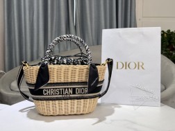 DIOR 篮式手袋自然色柳条和蓝色 Oblique 印花面料编号77049这款篮式手袋醒目时尚,其优雅的廓形将实用功能与高雅气质融为一体。运用手工工艺,采用自然色柳条手工编织而成,彰显 D 精湛工艺。搭配柳条顶部提手,内部设有一个带抽绳的蓝色 Oblique 印花小袋。正面饰以 Christian D Paris 标志。空间宽敞,搭配可调节、可拆卸的刺绣肩带,可手提、肩背或斜挎。正面饰以 Christian D Paris 标志蓝色 Oblique 印花衬里小袋,搭配皮革抽绳可拆卸、可调节的刺绣