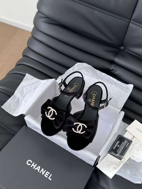 Chanel 24K走秀款玛丽珍单鞋简约又不失甜美俏皮！鞋头经典拼色简约易搭，搭配一字带更加跟脚。内 1039