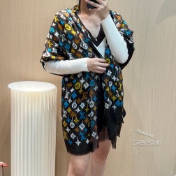 LV上新 会发光发亮的围巾 新款客供亮片 羊绒面料长巾 美翻了御用殿堂级极 新款专柜在售 纯羊绒亮片独特设计风格加上富有驴家经典LOGO图案印花 美丽至极 真的 上身极为奢华上档次 稀有～小贵～好看不好看自己看吧 尺寸xcm 大长巾，%顶级纯羊绒