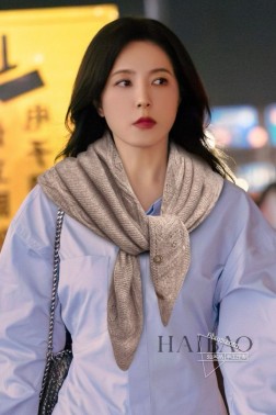 皮雅娜【LP针织押花三角巾】LP羊绒世家,羊绒界的新贵,只做最好的皮雅娜自己可以去看看哦,他家的价格估计会让你却步,太贵了,简直是贵族的价格。此款针织人字暗纹提花羊绒,具有超高羊绒品质才会被此品牌青睐这种羊绒精品围巾是市场上及其少见的,真是超级高端货只有这种大品牌才会拥有时尚装饰,环绕颈间大方得体。简单而不简陋,清淡而不失装饰。材质:%最顶端野山羊绒