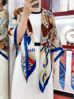 专柜同步 Hermes家买了都说好看【马车配饰 】 推荐 顶级工艺超值 爱马仕专柜爆款 羊绒方巾 立体呈现图案纹路实物档次极高 特殊工艺高端研发惊艳问世 特殊尖端工艺处理 受到白富美的喜欢 无论是品质 款式 价格都令大牌控的她们尖叫 超高性价比 绝对值得入手 70%山羊绒+30%真丝，尺寸：cmcm