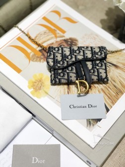 迪奥 最值得入手的mini链条包 一包三用这款斜挎迷你实在是太香了爱不释手的那种 斜挎少女感十足!也很适合夏天!链条有点长,我给绕了一下~ 也可以取下来背后有扣可以当腰包挂,不过我不喜欢腰包hhhh 还可以当小零钱包挂在大包上!一包三用太香了!还有什么比这个性价比更高的这种当礼物送闺蜜和女朋友一定是很招人喜欢的~# 770390280尺寸: 12.583.5 cm