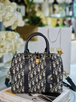 迪奥 新款保龄球中号提花枕头包这款 Dior Groove 20 手袋是二零二四冬季成衣系列新品,由玛丽亚·嘉茜娅·蔻丽 (Maria Grazia Chiuri) 设计优雅时尚。采用蓝色 Oblique 印花面料精心制作皮革钥匙包饰以 Christian Dior Paris 标志并点缀以金色饰面星星,别具一格。随挂钥匙可打开拉链挂锁宽敞的隔层设有一个插袋和一个拉链口袋,可收纳各种日常用品。搭配皮革顶部手柄和可调节可拆卸的肩带,可手提、肩背或斜挎,是打造日常造型的理想手袋。拉链开合,搭配镌刻以