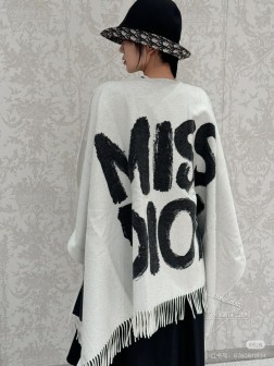 Dior新款字母斗篷 不管是包包，鞋子和手袋，都是自成一派的风格。这款海军蓝色羊毛和兔毛混纺披肩重新诠释了 Dior 最初于 1967 年推出的标志性图案 Oblique 印花。对比鲜明的饰边以流苏装饰，搭配“Christian Dior”大写字母标志，提升格调。可披在肩部，是保暖而富有时尚气息的理想配饰。1 来说说颜色，依然还是“海军蓝色”这个颜色大家都知道，Dior的经典特别爱的颜色，多次的印染才得到的成果，多一份是黑少一分是蓝，细品，浅灰色，这款的浅灰，依然是我没有见过的颜色，这种颜色，灰