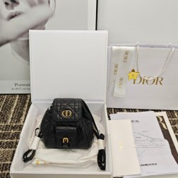 迪奥 Caro 全皮双肩包 大洋黑色小号 Caro 背包能装什么呀当然装可爱啦喜欢研究原版的亲亲自己看啦[偷笑]