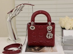 DIOR mini lady系列手袋樱桃红漆皮银扣集中体现了品牌对典雅和美丽的深刻洞见。采用黑色漆皮牛皮革精心制作,以藤格纹缉面线打造醒目的绗缝细节,时髦典雅的设计经久不衰。饰以标志性的浅金色饰面金属吊饰,为精美的轮廓增添一分灵动。这款迷你Lady 手袋搭配可拆卸的链条肩带,可手提、肩背或斜挎,是晚装的理想伴侣。·可拆卸链条肩带·内部拉链口袋·可随心搭配其他刺绣肩带内含防尘袋尺寸: 17157cm#  三格樱桃红漆皮