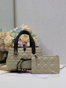 DIOR Dior Toujours 手袋〔拼色小号〕这款Dior Toujours 手袋于二零二三春夏系列发布秀精彩亮相休闲实用的设计别具一格采用杏色搭配黑色牛皮革精心制作饰以超大藤格纹缉面线,宽敞的内部隔层搭配小袋可整齐收纳各种日常用品,另有CD Lock 字母D旋钮式开合,可调节两侧提升格调.皮革手柄带有可调节细节可轻松手提. CD Lock和系带开合 DIOR吊饰 可拆卸内部小袋 可调节皮革手柄 内含防尘袋 。型号:9282尺寸:23x15x15cm